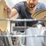 ACS: очистка пластиковой тары в посудомойке загрязняет среду микропластиком